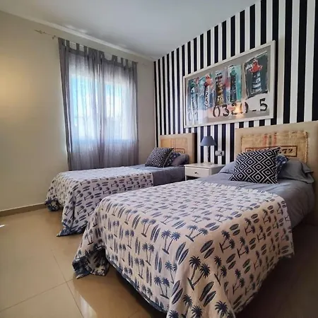 Pareado Con Jardin Privado En Urbanizacion 4*