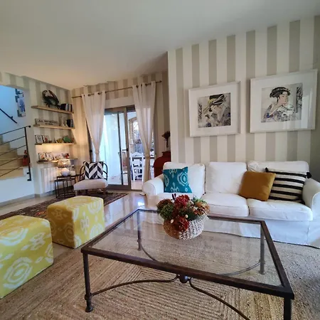 酒店 Pareado Con Jardin Privado En Urbanizacion 4*