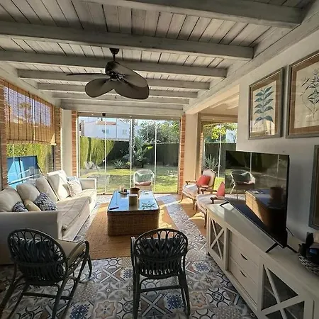 Pareado Con Jardin Privado En Urbanizacion 4*