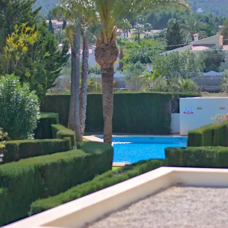 Pareado Con Jardin Privado En Urbanizacion 4*