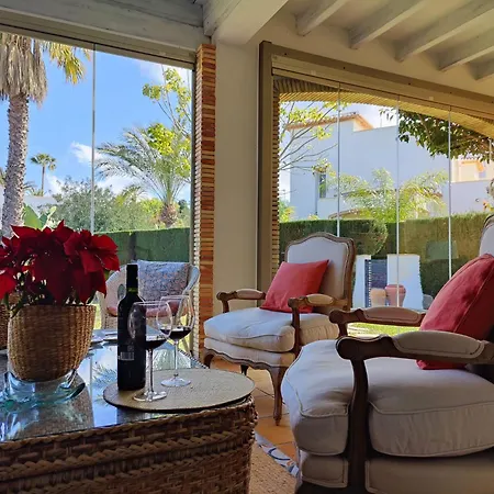 Hotel Pareado Con Jardin Privado En Urbanizacion 4*